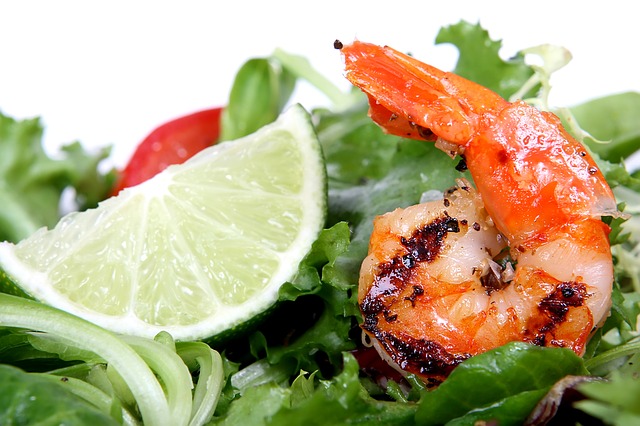 Shrimps nebst einem Limettenschnitz | RAbattcoupons