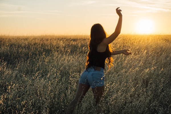 Eine junge Dame in einem Weizenfeld | rabattcoupons