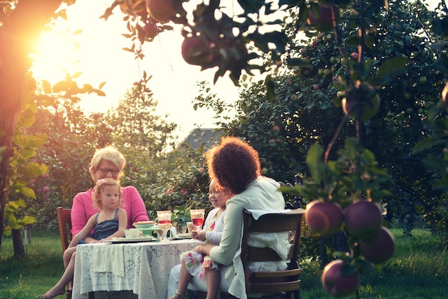 Eine Familie im Garten | Rabatte Coupon