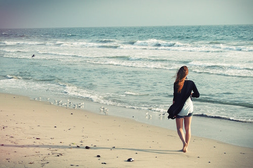Eine junge Dame am Strand | Rabatte Coupon