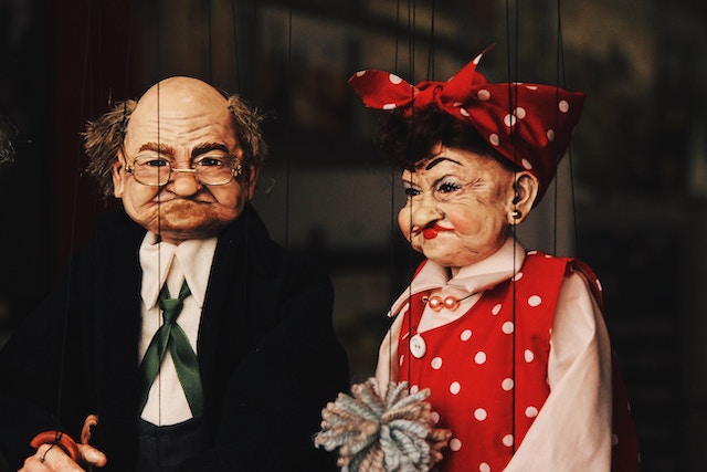 Zwei Puppen verkleidet als Oma und Opa | Rabatte Coupon