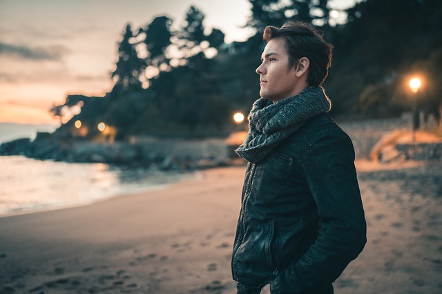 Ein Mann mit Jacke am Strand | Eurotops Gutschein