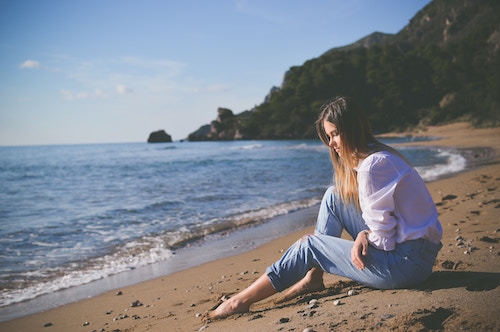 Eine junge Dame an der Küste | Rabattcoupon