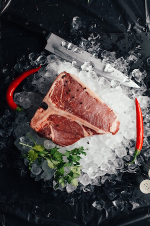 Fleisch auf Crushed Eis | Gourmetfleisch Gutschein
