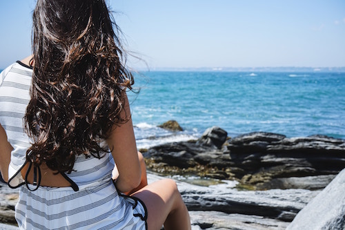 Eine junge Dame am Wasser | Rabattcoupons