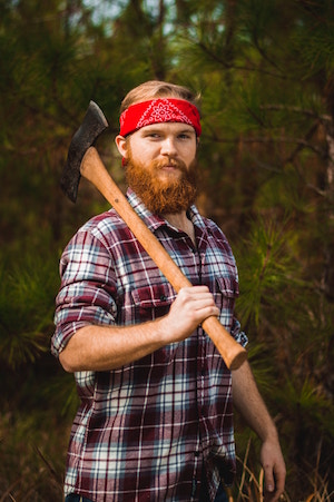 Ein Holzfäller mit Karohemd | Rabattcoupons