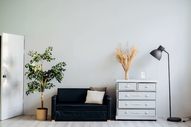 Möbelstücke an einer weißen Wand | Rabatte Coupons