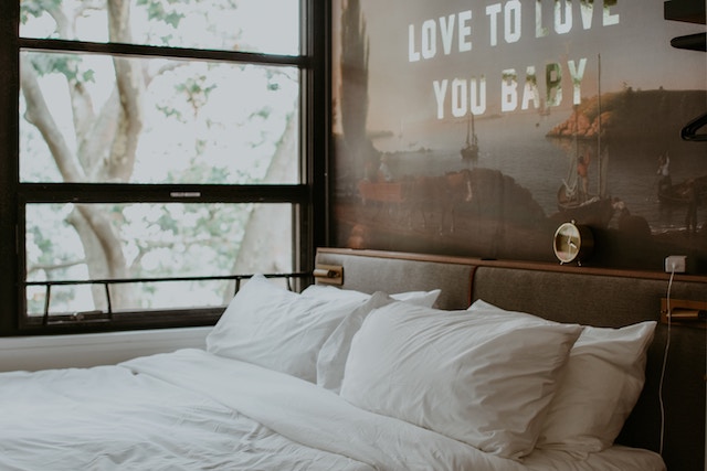 Ein Bett mit weißem Bezug | Rabatte Coupons