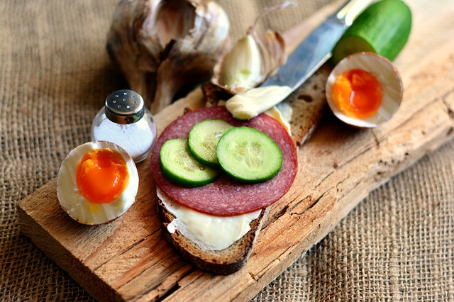 Ein Butterbrot mit Salami und Gurke | Rabattcoupon