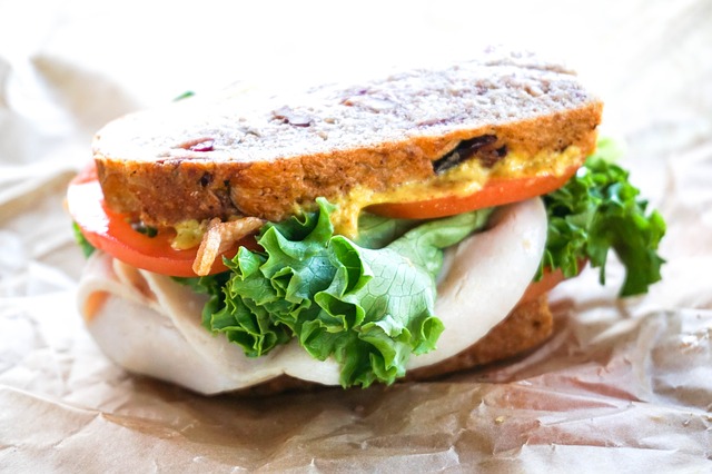Ein Butterbrot mit Tomate und Salat | Rabatte Coupon