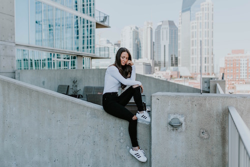 Eine Dame mit Adidas-Sneakers | Sarenza Gutschein