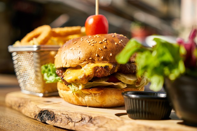 Ein Cheeseburger in der Nahaufnahme | Rabattcoupons