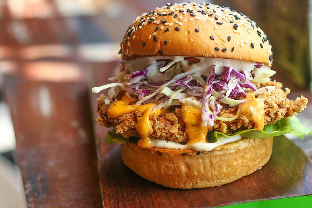 Ein Chickenburger mit Käse | Rabattcoupons