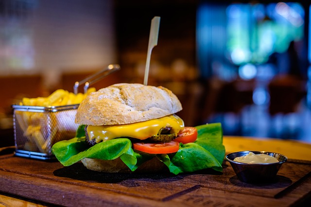 Ein Cheeseburger auf einer Servierplatte | Rabattcoupons