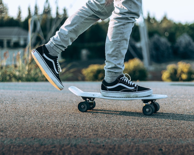 Ein Mann mit Vans auf einem Skateboard | Rabatte Coupons