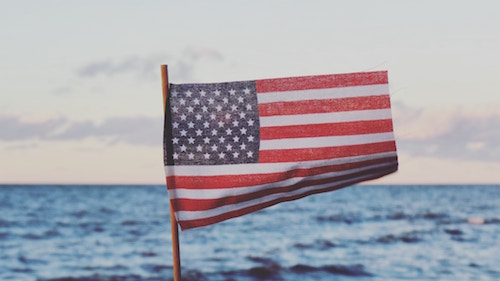Die US-Flagge vor etwas Wasser | Rabattcoupons