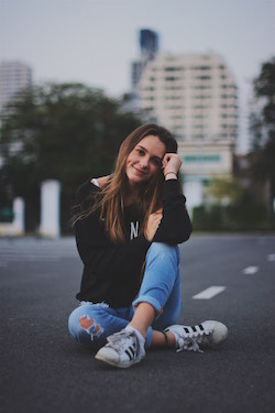 Eine junge Dame mit Schuhen | Sarenza Gutschein