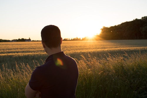 Ein Mann im Sonnenuntergang | Rabattcoupons
