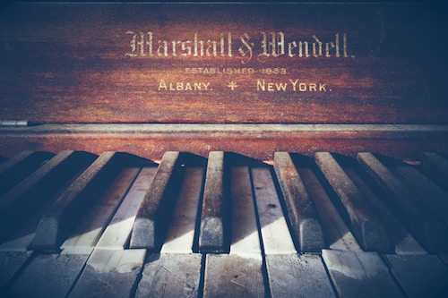 Ein Piano in Nahaufnahme | Rabattcoupons