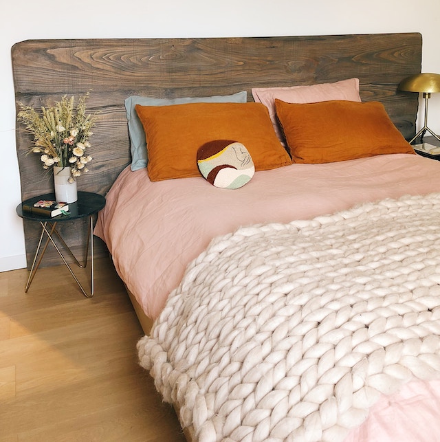 Ein Bett mit einer dicken Wolldecke | Rabatt Coupons