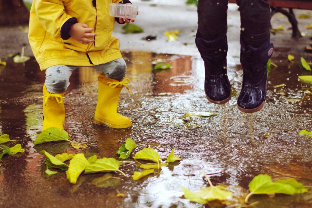 Zwei Kinder springen in die Pfütze | www.rabatt-coupon.com