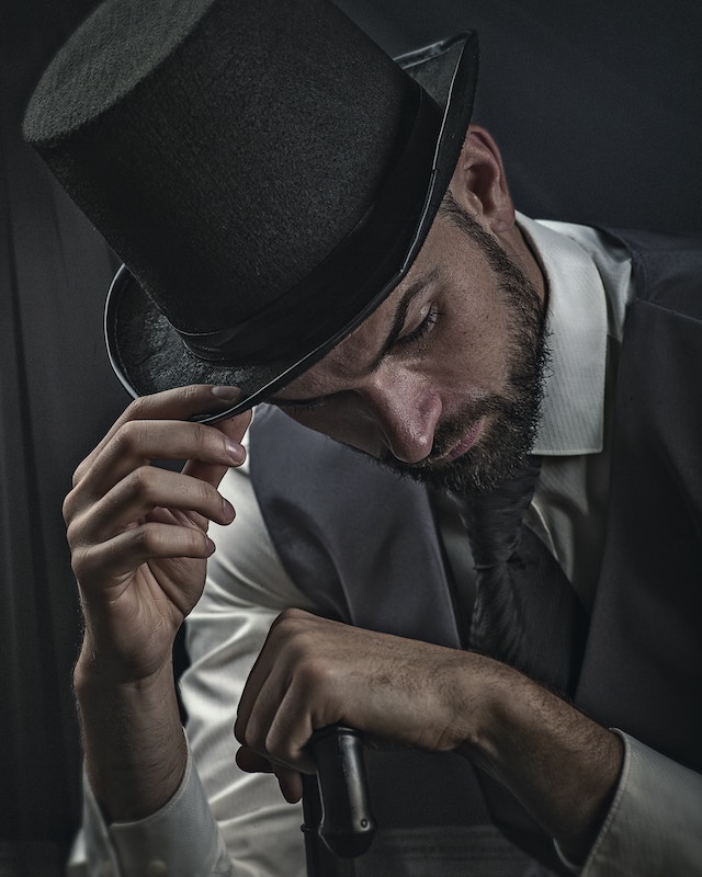 Ein Mann im Hosenanzug und Zylinder | rabatte coupons