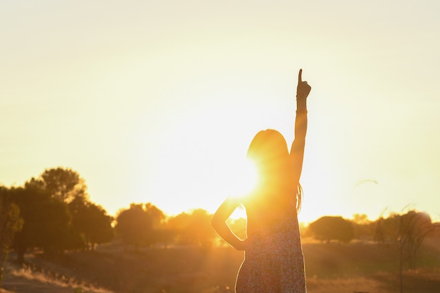 Ein Mädchen schaut in die Sonne | rabatte coupons