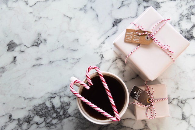 Kleine Weihnachtsgeschenke auf einem Tisch | rabatte coupons