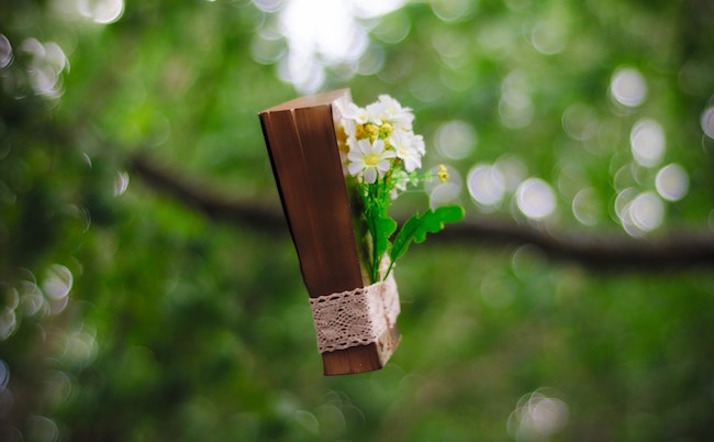 Ein braun eingebundenes Buch mit Blumen dran | rabatte coupons