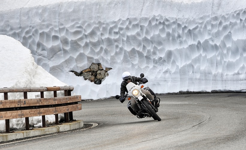 Motorradfahrer im Winter auf der Strasse 