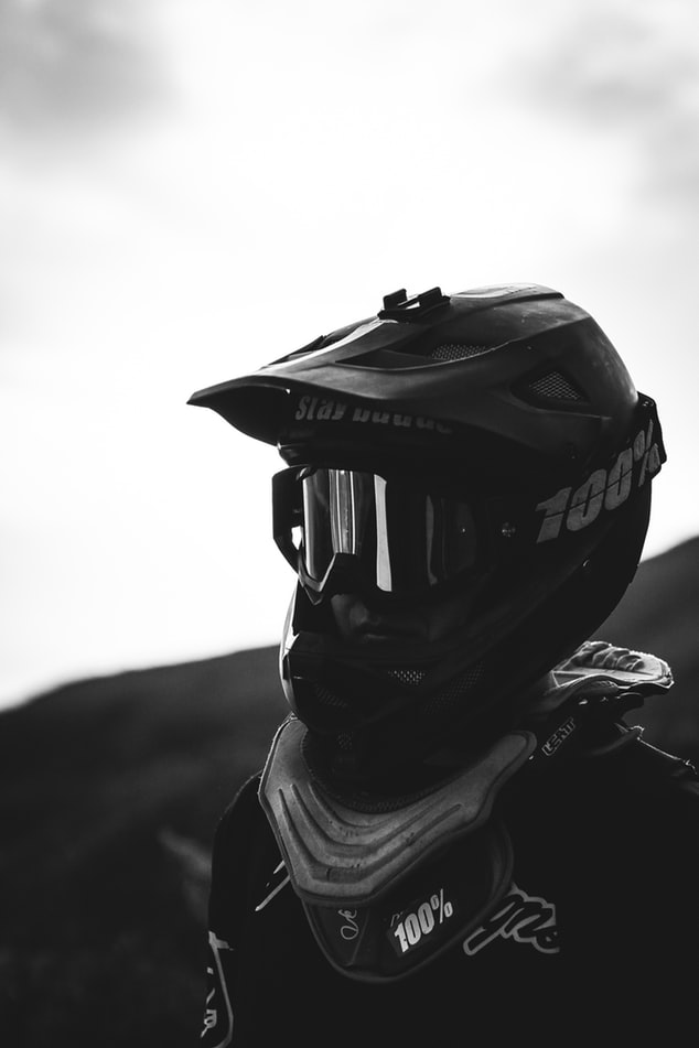 Motorradfahrer mit einem schwarzen Helm 