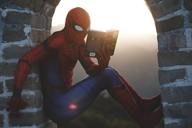 Spiderman liest ein Buch | rabatte coupon