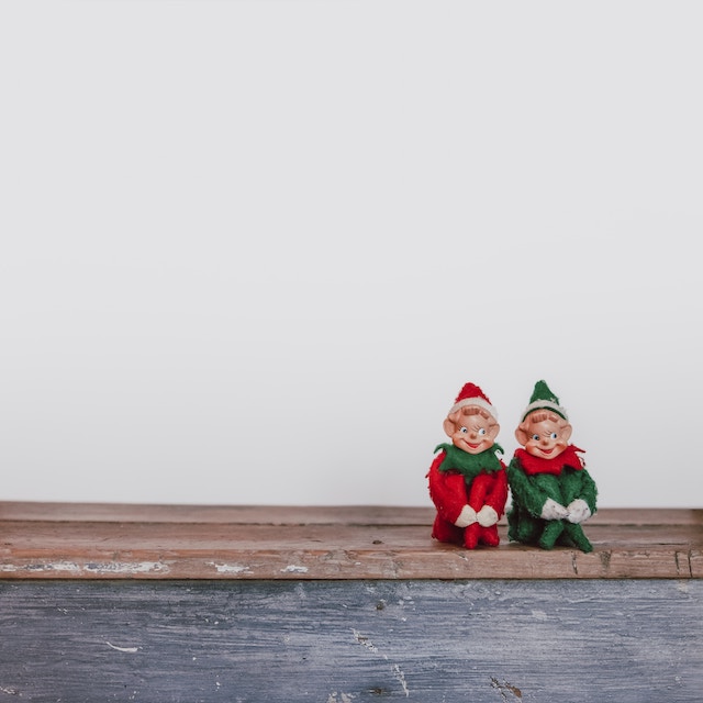 Kleine Wichtelfiguren auf weißem Hintergrund | rabatte coupons