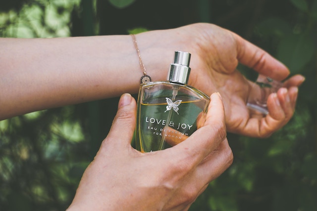 Ein Parfum wird am Handgelenk aufgetragen | rabatte coupons