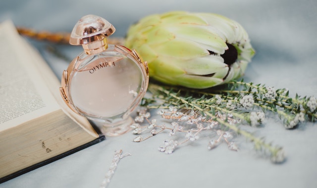 Eine Parfummarke mit einer Blume | rabatte coupons