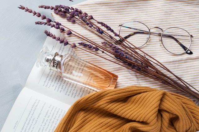 Eine Parfumflasche, eine Decke, eine Brille | rabatte coupons