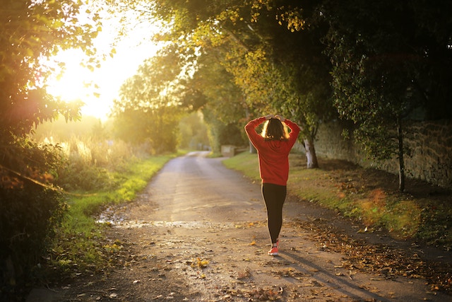 Eine Frau beim Joggen im schönen Herbstwetter | rabatte coupon