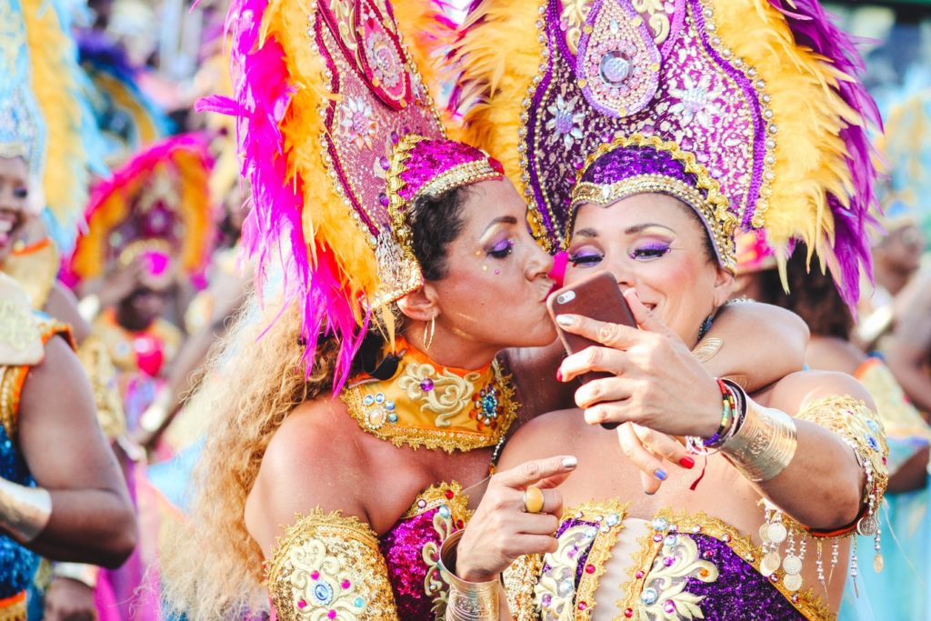 Zwei verkleidete Frauen machen ein Selfie | rabatte coupon