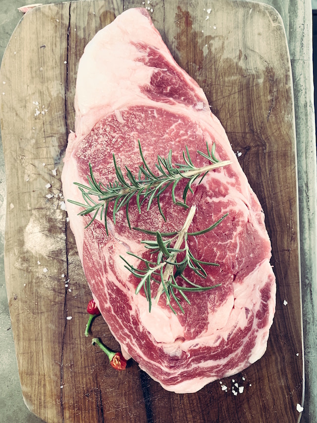 Fleisch angerichtet auf einem Brett - immer noch lecker aber viel günstiger mit einem Gutschein Gourmetfleisch Gourmetfleisch Gutschein