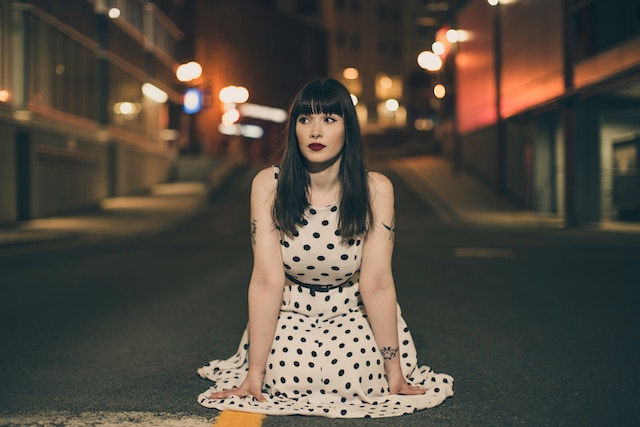 Eine Rockabella im weißen Polka-Dots Kleid | rabatte coupons