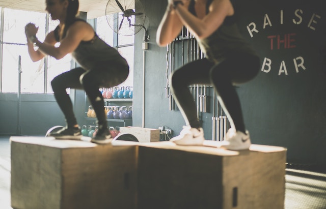 Zwei Frauen im Fitnessstudio | rabatte coupons