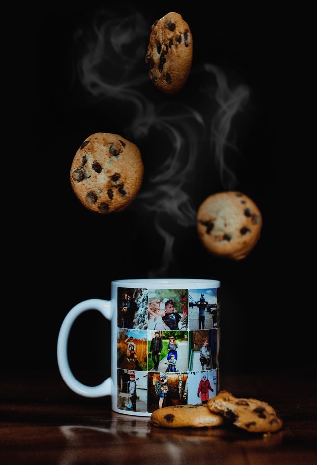 Eine Fototasse mit Kaffee und Cookies