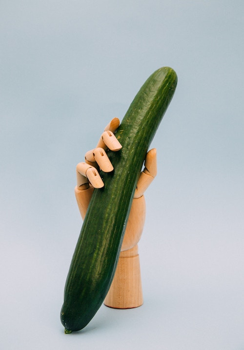 Salatgurke in der Hand | www.rabatt-coupon.com