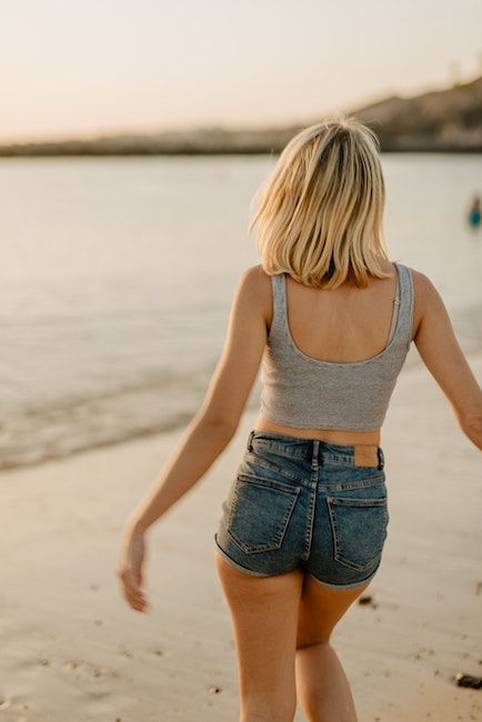 Mädchen in Jeans Shorts am Strand | rabatte coupons - die besten Schnäppchen für eure nächste Reise. Gutschein Jeanswelt
