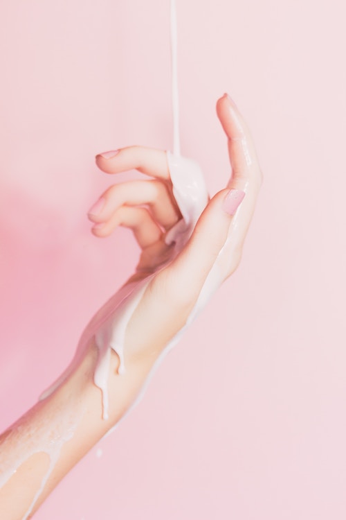 Hand über die eine weiße Flüssigkeit läuft | www.rabatt-coupon.com