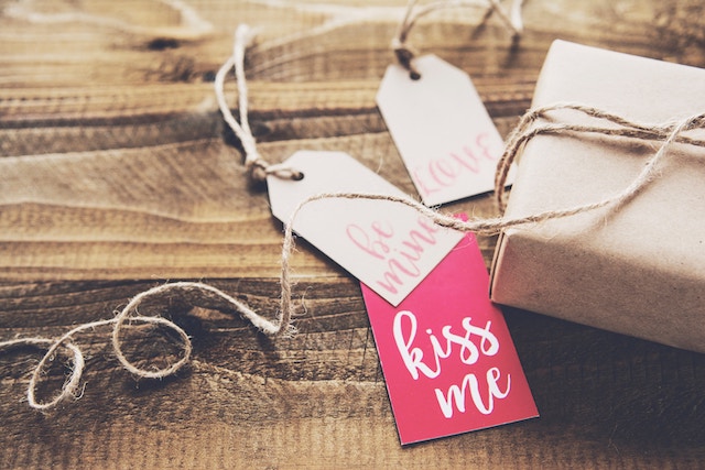 Ein kleines verpacktes Geschenk zum Valentinstag | rabatte coupons