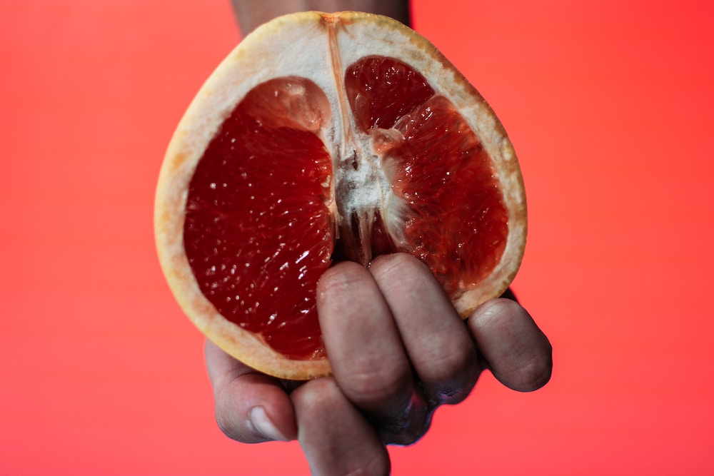 Finger in einer Grapefruit | www.rabatt-coupon.com