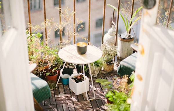 Balkon mit Holz-Fließen verschönern und dabei mit Obi Gutschein sparen. 