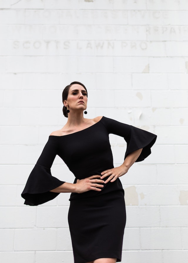 Eine Frau im schwarzen Kleid | rabatte coupons