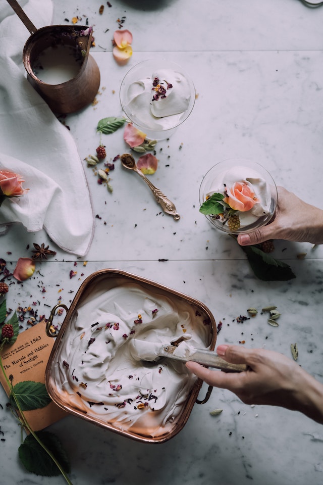 Eine Schüssel mit einer Creme und frischen Blüten | rabatte coupons